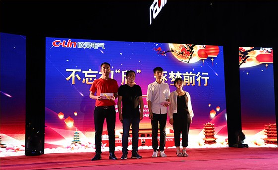 總經(jīng)理張彭春為獲獎節(jié)目頒獎