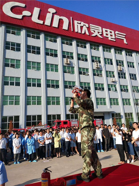 樂清經(jīng)濟(jì)開發(fā)區(qū)消防中隊大隊長林有才警官講解面罩使用