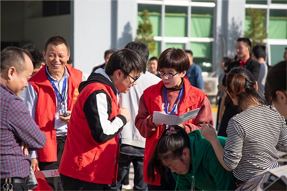 工作人員檢錄運動員