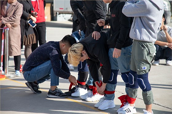 五人六足參賽選手賽前準備