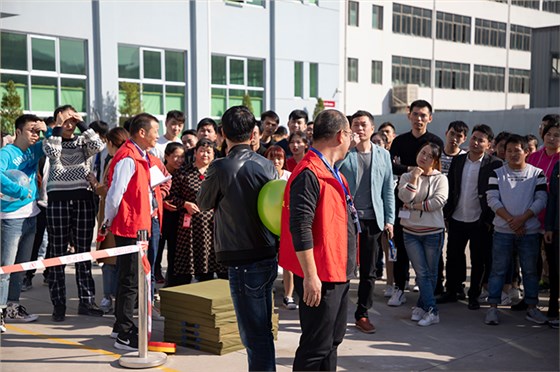 工作人員示范背夾球正確動作