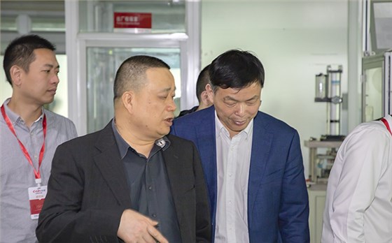 欣靈董事長胡志興與調(diào)研組領(lǐng)導(dǎo)現(xiàn)場交流