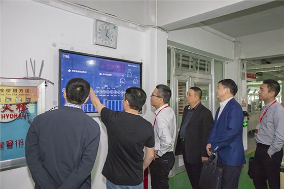 欣靈總裁張彭春為調(diào)研組領(lǐng)導(dǎo)介紹生產(chǎn)線上云