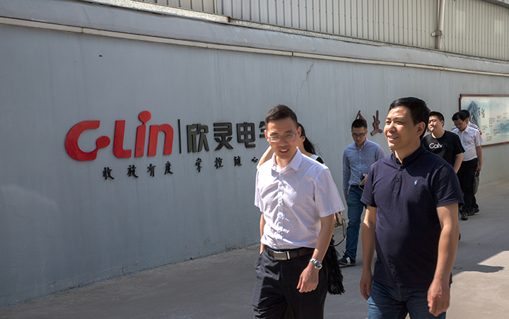 溫州市委政研室副主任王曉春（左一）一行蒞臨欣靈電氣調(diào)研指導